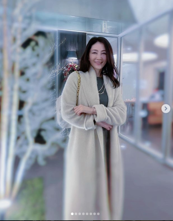 52歲照樣很美！素人大媽「選美大賽奪冠」優雅氣質爆紅　被拍到「私下穿搭」簡單就很美