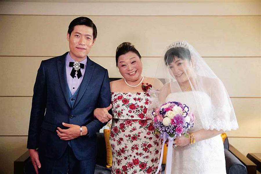 結婚一年老公跟人跑！48歲凌葳威「窮到沒錢洗熱水」被當提款機　重回酒店上班「自爆出場價碼」想多賺點錢