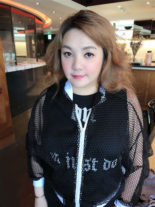 結婚一年老公跟人跑！48歲凌葳威「窮到沒錢洗熱水」被當提款機　重回酒店上班「自爆出場價碼」想多賺點錢