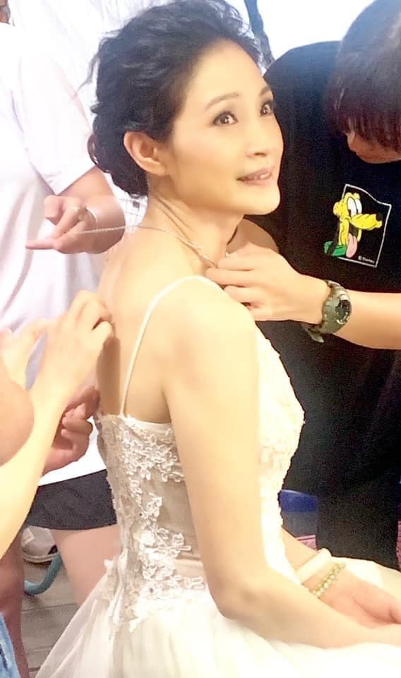被大30歲洋男追求！方季惟「人生首次穿婚紗」如仙女　對天上母甜喊「您可以放心了！」