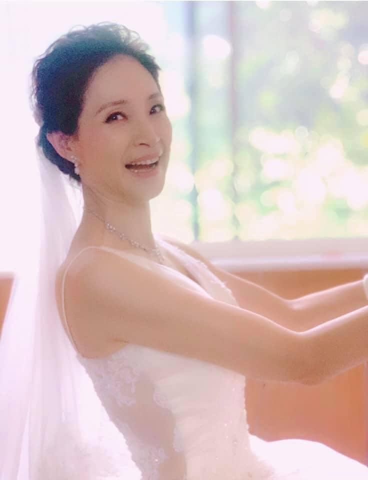 被大30歲洋男追求！方季惟「人生首次穿婚紗」如仙女　對天上母甜喊「您可以放心了！」