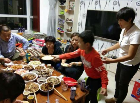 「媽媽，我不喜歡姑姑來家裡」！5歲兒子飯桌口無遮攔發言　卻恰巧揭開「無數傳統家庭」遮羞布