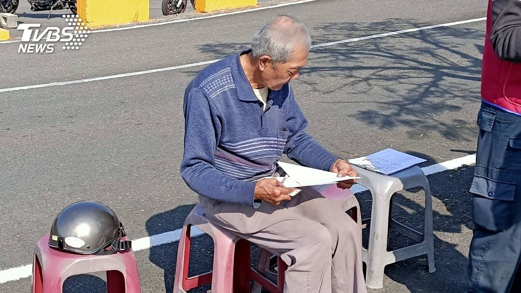 終於考過了！6旬不識字阿伯「考駕照12次不放棄」背後藏洋蔥　悲吐「剛喪子身負重責」全場感動歡呼