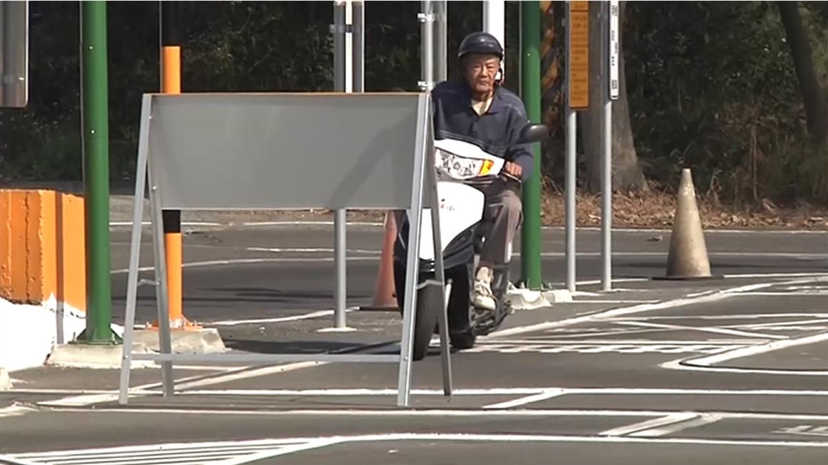 終於考過了！6旬不識字阿伯「考駕照12次不放棄」背後藏洋蔥　悲吐「剛喪子身負重責」全場感動歡呼