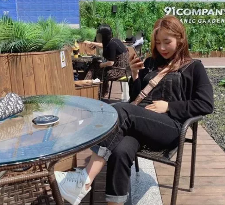 內心藏著大叔魂！厭世小萌妹「露肚肚躺沙發」萌Q好想戳　鏡頭轉到「超仙美女媽媽」畫風差很大