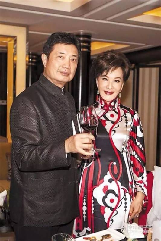 當紅為愛隱退！73歲資深女星「驚覺丈夫搞上男人」心寒離婚　再嫁失婚男「30年感情不變」曝幸福秘方