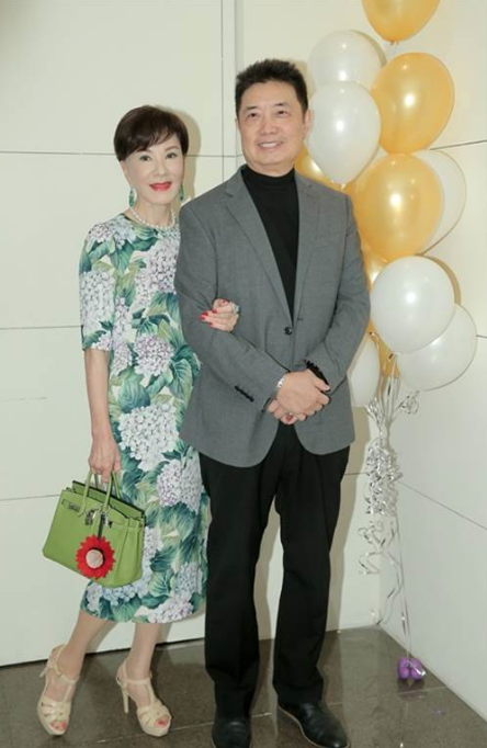 當紅為愛隱退！73歲資深女星「驚覺丈夫搞上男人」心寒離婚　再嫁失婚男「30年感情不變」曝幸福秘方