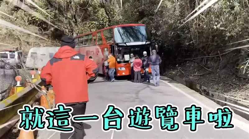 車子才剛買！金剛氣歪「遊覽車山路硬衝」：沒把我看眼裡　小嫻現身「全場人都笑了」結局大反轉