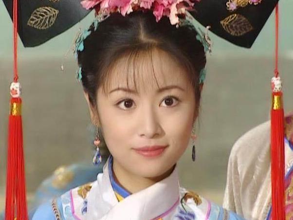 林心如素顏近照曝光！穿紅棉襖「咧嘴大笑腦門搶鏡」　被女兒「催生二胎」很無奈：我是高齡產婦