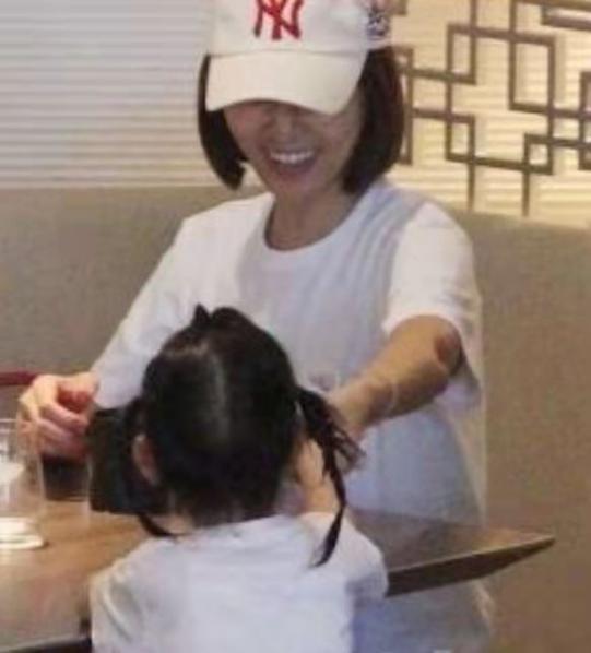 林心如素顏近照曝光！穿紅棉襖「咧嘴大笑腦門搶鏡」　被女兒「催生二胎」很無奈：我是高齡產婦