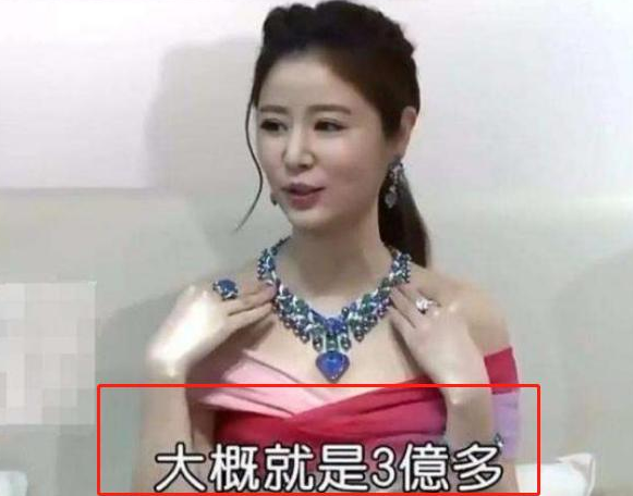 林心如素顏近照曝光！穿紅棉襖「咧嘴大笑腦門搶鏡」　被女兒「催生二胎」很無奈：我是高齡產婦