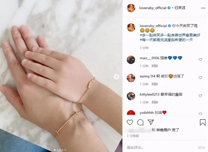 林心如素顏近照曝光！穿紅棉襖「咧嘴大笑腦門搶鏡」　被女兒「催生二胎」很無奈：我是高齡產婦