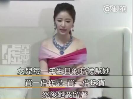 林心如素顏近照曝光！穿紅棉襖「咧嘴大笑腦門搶鏡」　被女兒「催生二胎」很無奈：我是高齡產婦