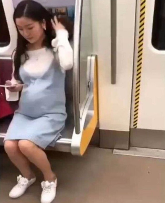 年輕孕媽乘車！獲好心人「讓座」　隨後女子伸手掏出一物 「讓旁邊阿嬤秒傻眼」：積點德吧