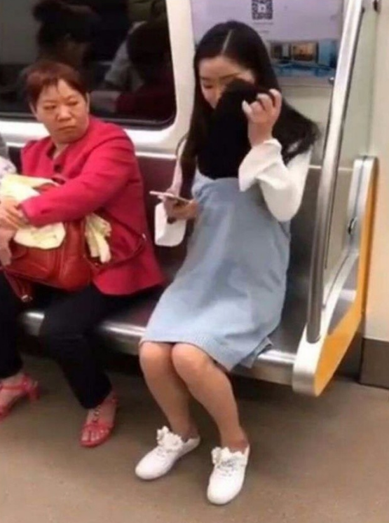 年輕孕媽乘車！獲好心人「讓座」　隨後女子伸手掏出一物 「讓旁邊阿嬤秒傻眼」：積點德吧