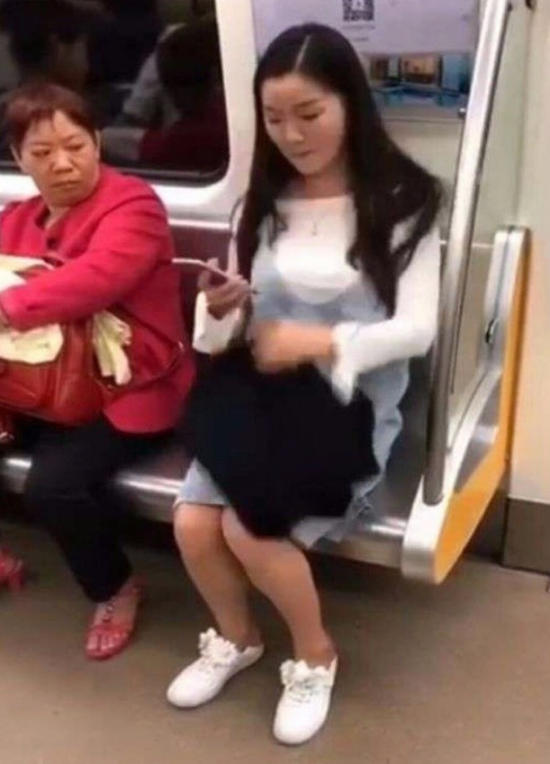 年輕孕媽乘車！獲好心人「讓座」　隨後女子伸手掏出一物 「讓旁邊阿嬤秒傻眼」：積點德吧
