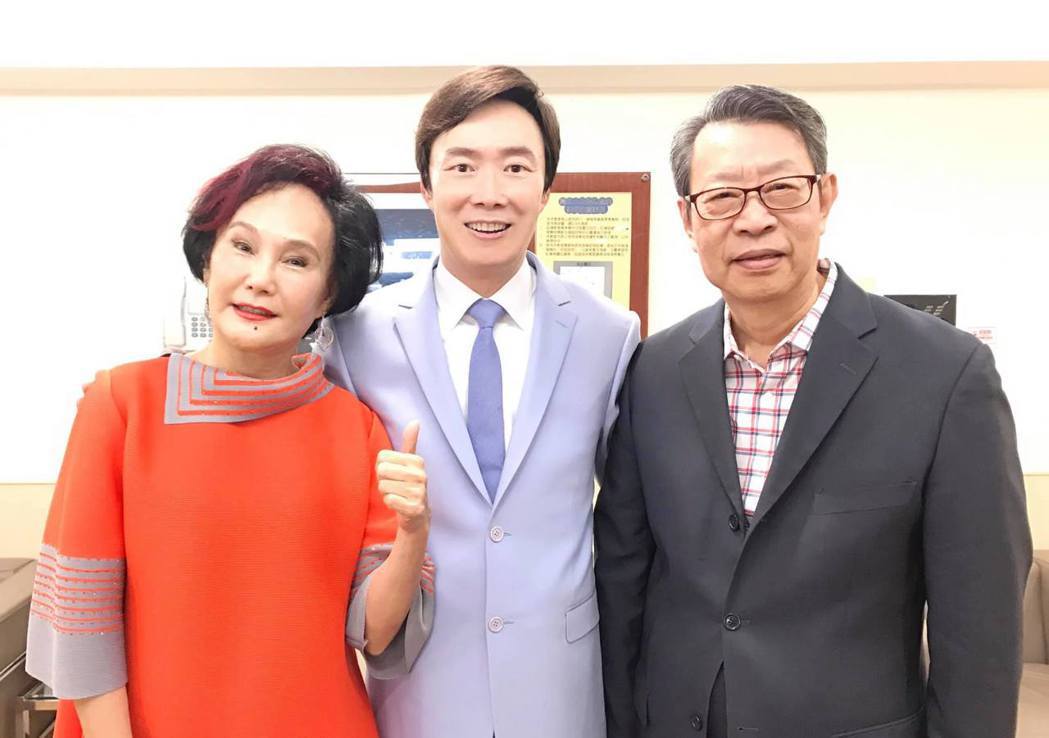 婚姻不被祝福！權威主播昔「堅持娶潘金蓮演員」為愛扛看衰罵名　今牽手40年「靠夫人救命2次」：有妳才幸福