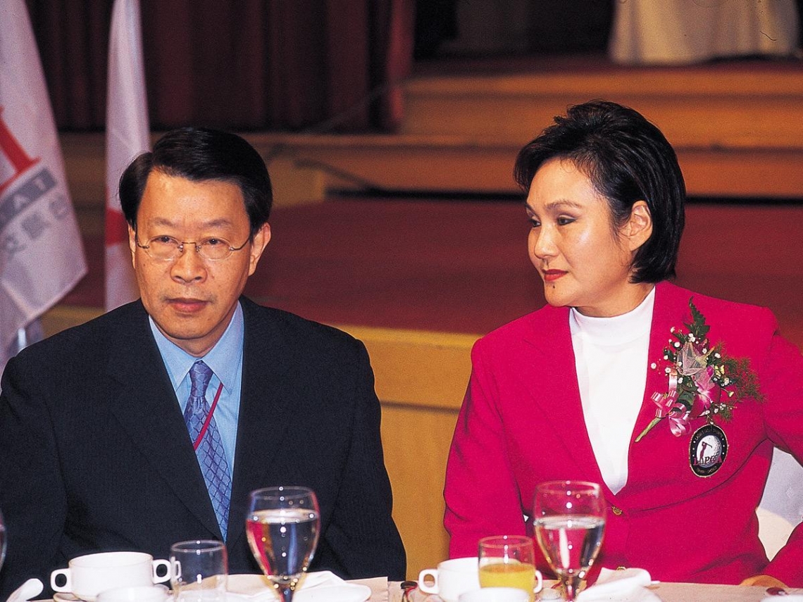 婚姻不被祝福！權威主播昔「堅持娶潘金蓮演員」為愛扛看衰罵名　今牽手40年「靠夫人救命2次」：有妳才幸福