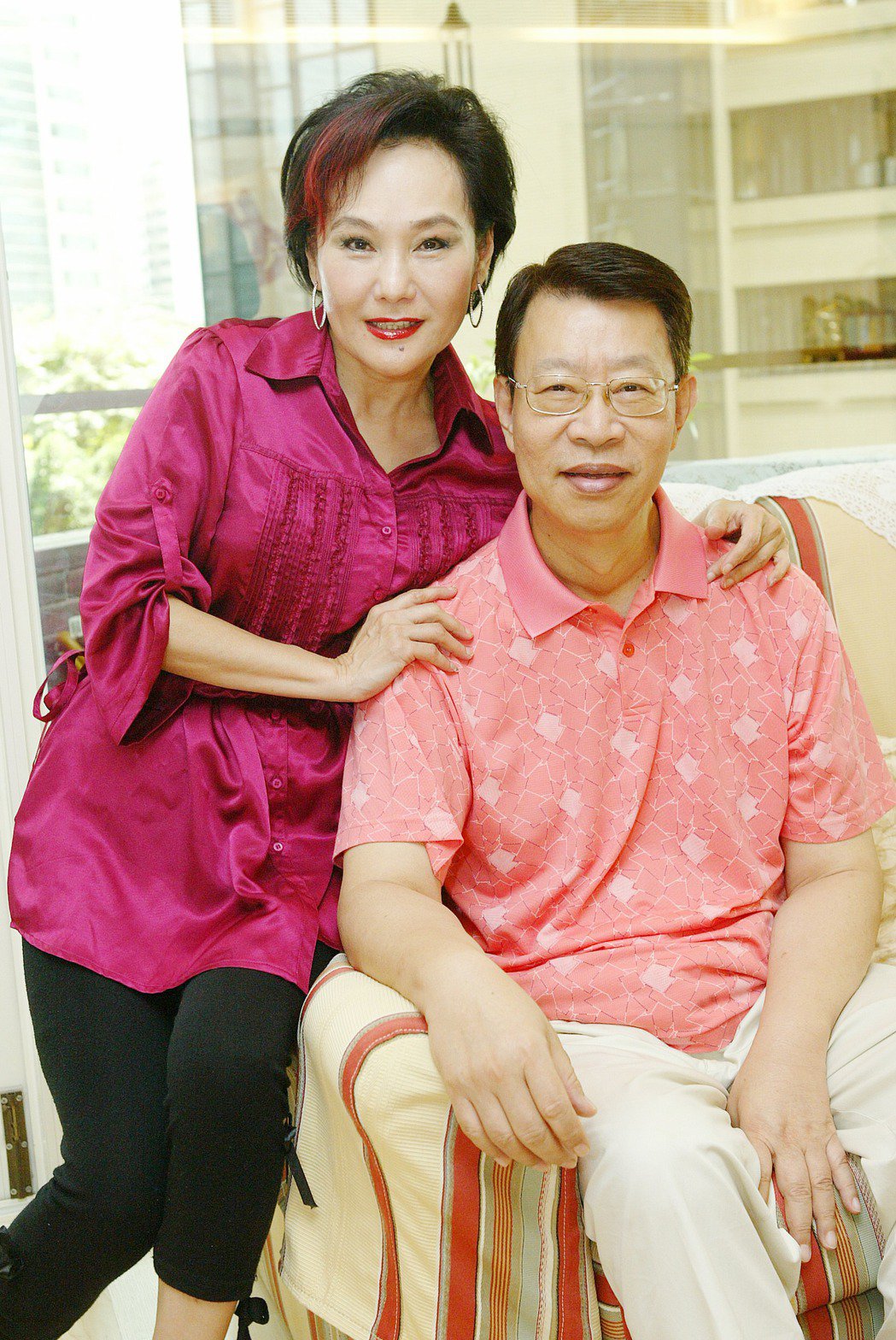 婚姻不被祝福！權威主播昔「堅持娶潘金蓮演員」為愛扛看衰罵名　今牽手40年「靠夫人救命2次」：有妳才幸福