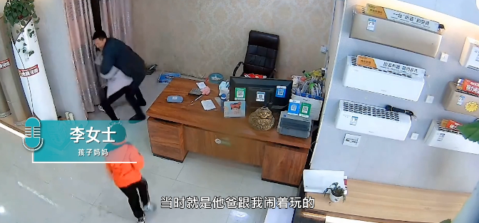 爸爸動手打媽媽？弟弟丟下玩具就衝向爸爸　下一秒「哥哥的架勢」更狂：媽媽好幸福
