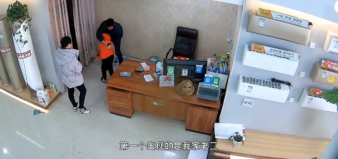 爸爸動手打媽媽？弟弟丟下玩具就衝向爸爸　下一秒「哥哥的架勢」更狂：媽媽好幸福