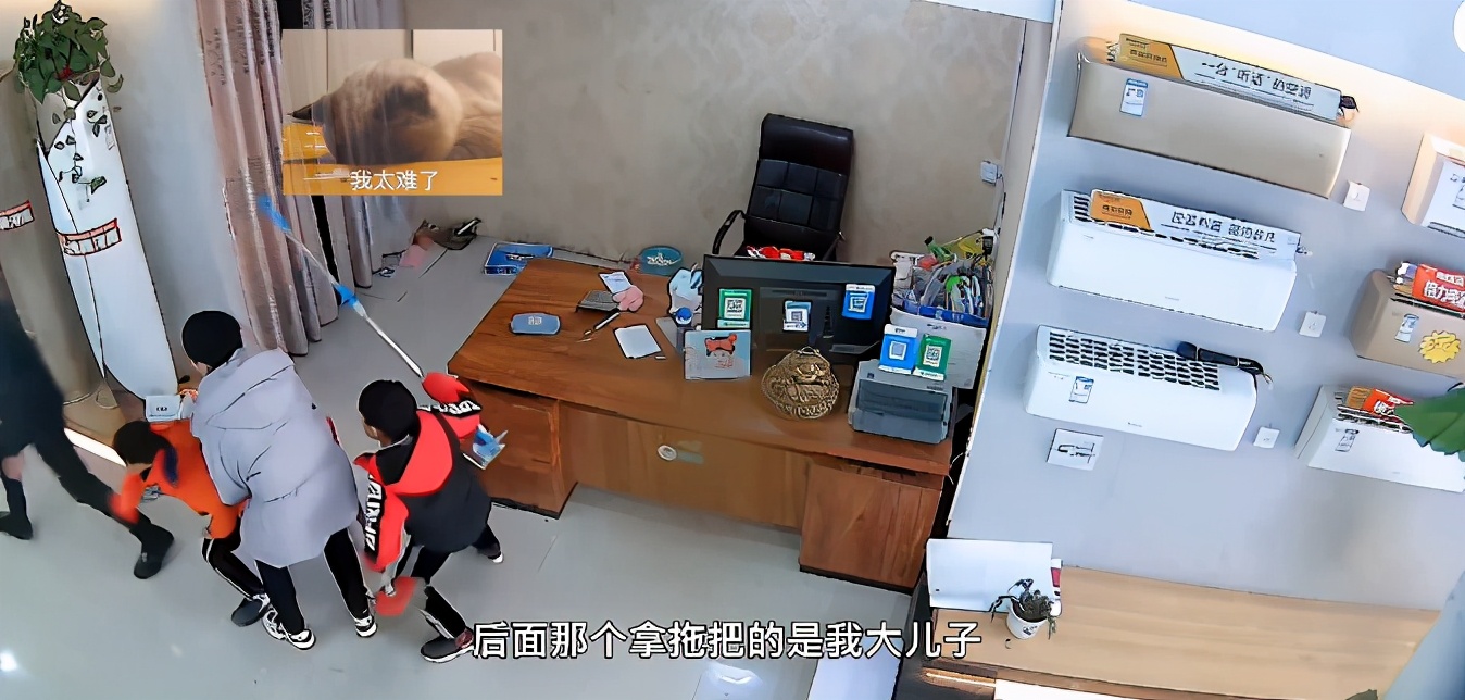 爸爸動手打媽媽？弟弟丟下玩具就衝向爸爸　下一秒「哥哥的架勢」更狂：媽媽好幸福