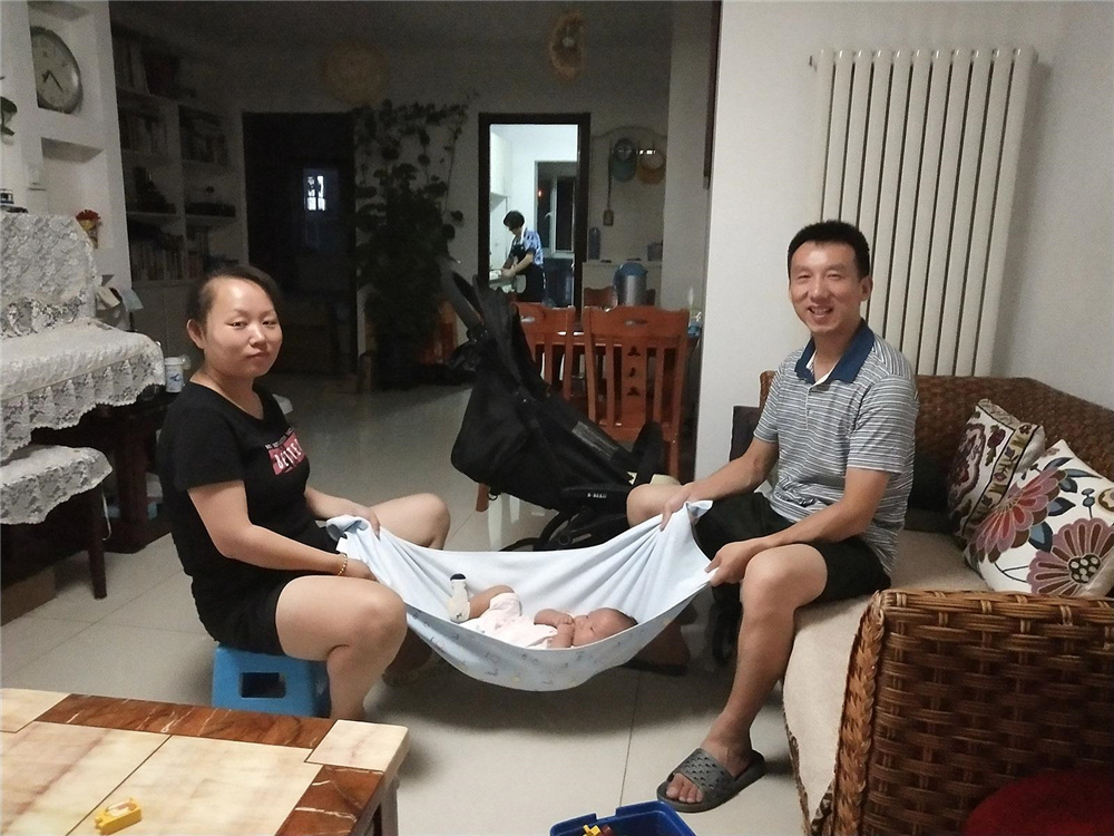 爸爸動手打媽媽？弟弟丟下玩具就衝向爸爸　下一秒「哥哥的架勢」更狂：媽媽好幸福
