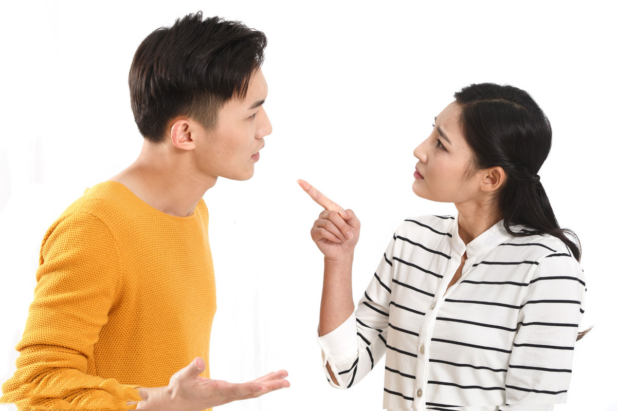 爸爸動手打媽媽？弟弟丟下玩具就衝向爸爸　下一秒「哥哥的架勢」更狂：媽媽好幸福