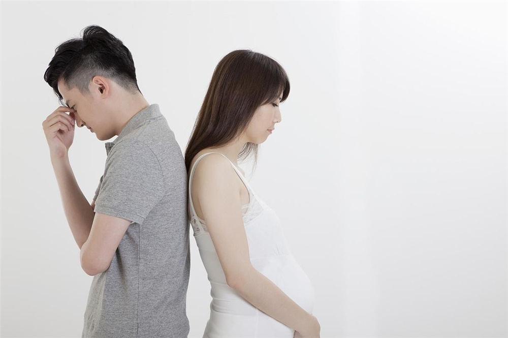 爸爸動手打媽媽？弟弟丟下玩具就衝向爸爸　下一秒「哥哥的架勢」更狂：媽媽好幸福