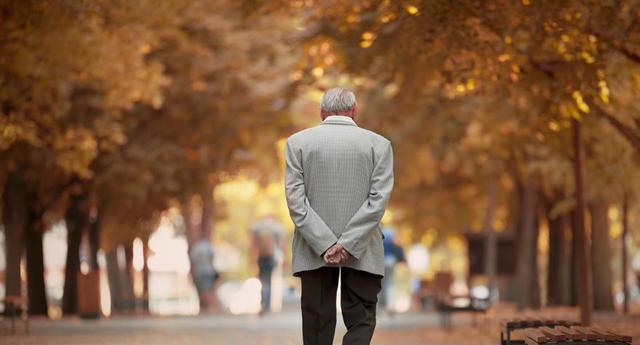 日久生情！75歲爺爺「老伴走後愛上看護」　兒女反對仍無效「花260萬買房送她」原因引人深思