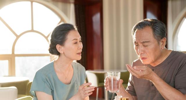 日久生情！75歲爺爺「老伴走後愛上看護」　兒女反對仍無效「花260萬買房送她」原因引人深思