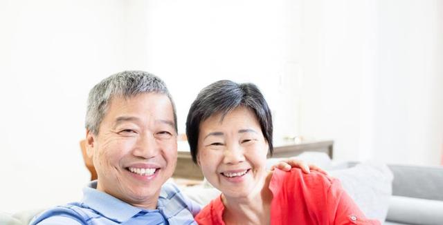 日久生情！75歲爺爺「老伴走後愛上看護」　兒女反對仍無效「花260萬買房送她」原因引人深思