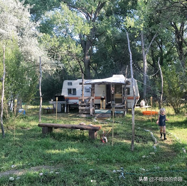 隱居山野！夫妻「因沒錢買房」拖家帶口來到「荒野搭建房子」養雞種蔬果「陪伴孩子在大自然中成長」