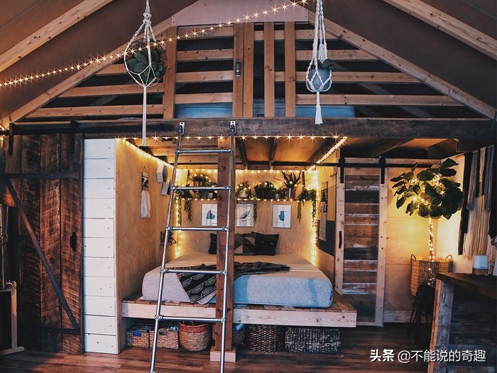 隱居山野！夫妻「因沒錢買房」拖家帶口來到「荒野搭建房子」養雞種蔬果「陪伴孩子在大自然中成長」