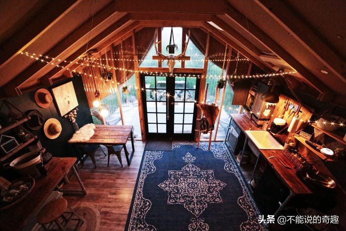 隱居山野！夫妻「因沒錢買房」拖家帶口來到「荒野搭建房子」養雞種蔬果「陪伴孩子在大自然中成長」