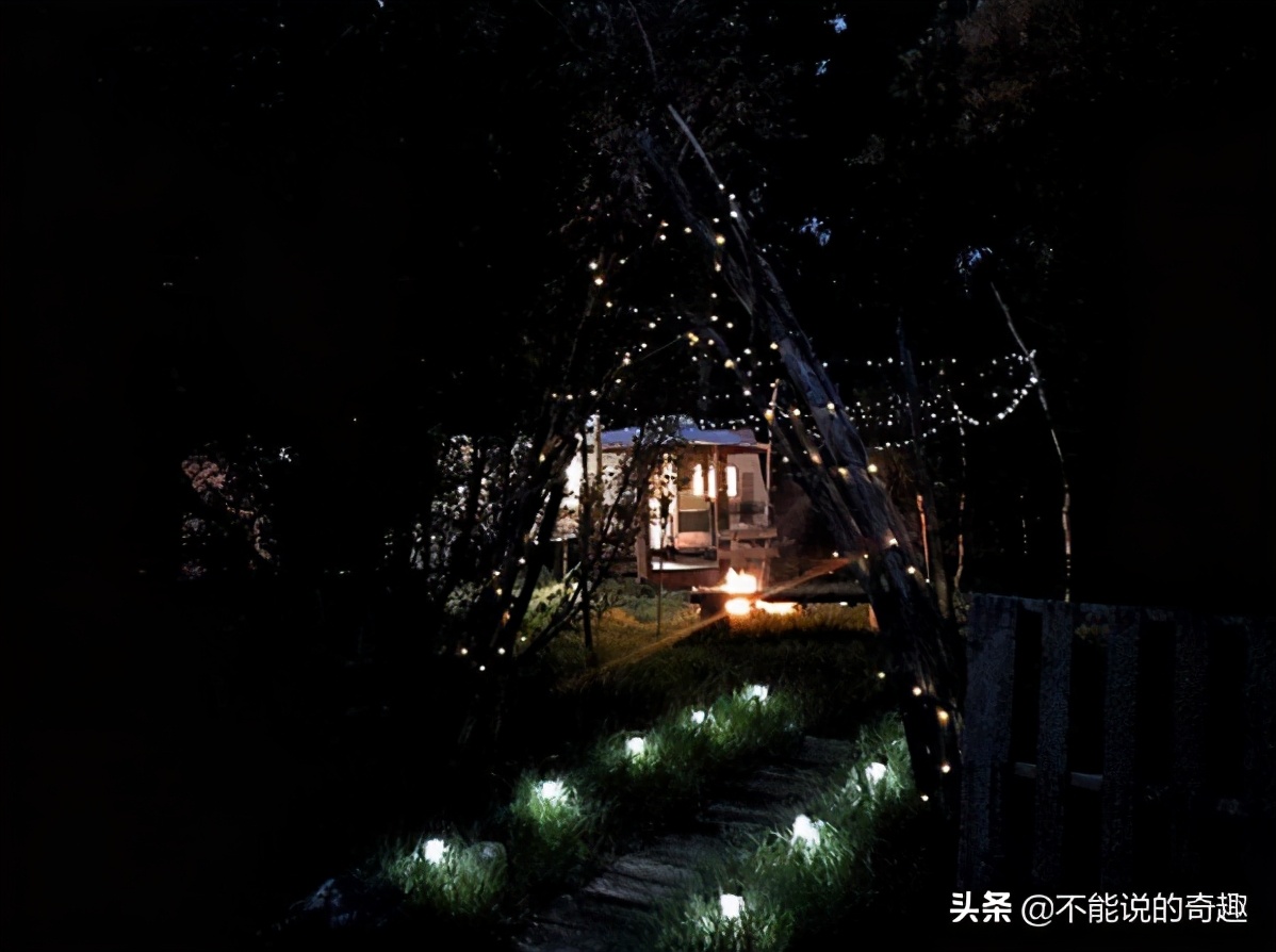 隱居山野！夫妻「因沒錢買房」拖家帶口來到「荒野搭建房子」養雞種蔬果「陪伴孩子在大自然中成長」