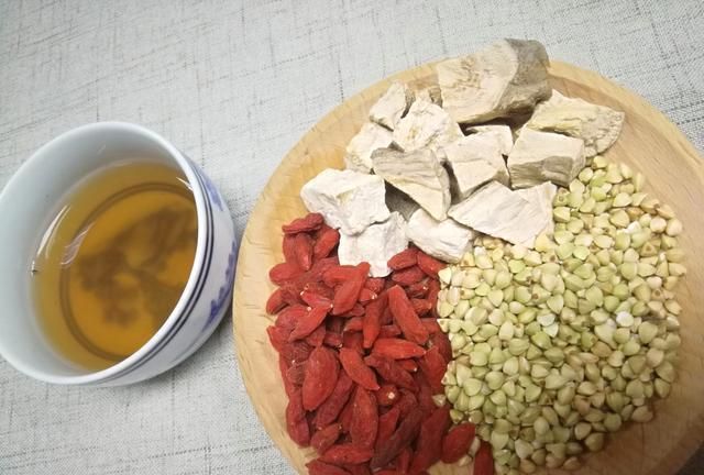肝臟最愛的食物！肝不好「身體散發臭味」人人躲　吃對「天然修復器」髒東西全排出：1碗水更厲害