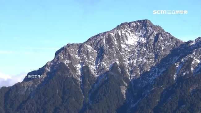 奇萊山拍照！驚見後方懸崖「橘衣小人漂浮」面無表情　她一看淚崩「是我的兒子」