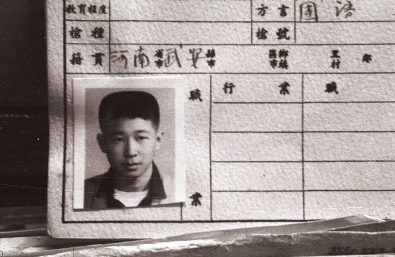 奇萊山拍照！驚見後方懸崖「橘衣小人漂浮」面無表情　她一看淚崩「是我的兒子」