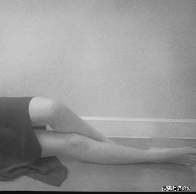 太早熟？王菲14歲女兒李嫣「穿短裙側躺」秀白皙美腿　近照「著V領衣大露香肩」被指不像小姑娘