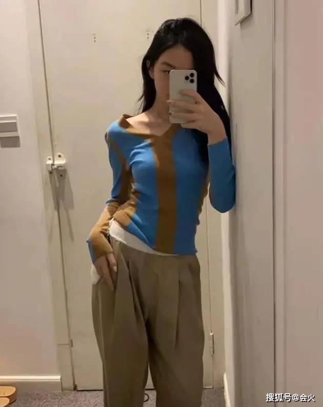 太早熟？王菲14歲女兒李嫣「穿短裙側躺」秀白皙美腿　近照「著V領衣大露香肩」被指不像小姑娘