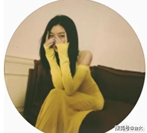 太早熟？王菲14歲女兒李嫣「穿短裙側躺」秀白皙美腿　近照「著V領衣大露香肩」被指不像小姑娘