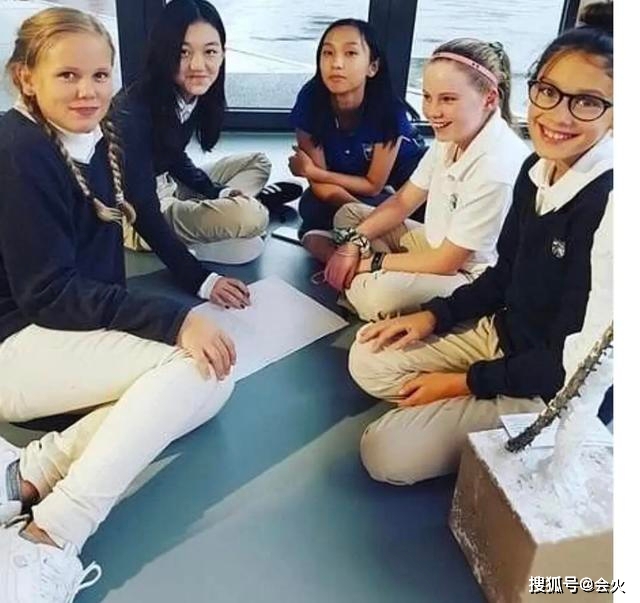 太早熟？王菲14歲女兒李嫣「穿短裙側躺」秀白皙美腿　近照「著V領衣大露香肩」被指不像小姑娘