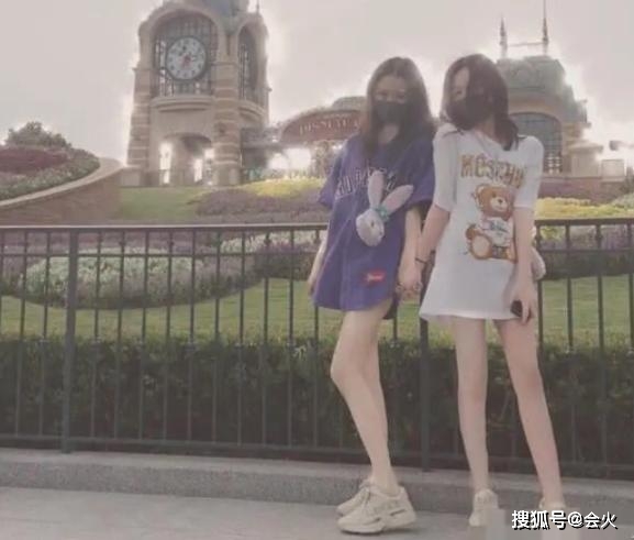 太早熟？王菲14歲女兒李嫣「穿短裙側躺」秀白皙美腿　近照「著V領衣大露香肩」被指不像小姑娘