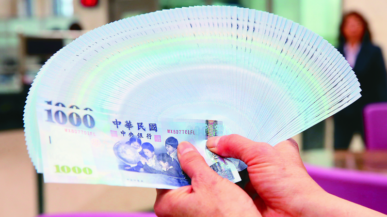 戶頭突收到36萬年終!全職媽媽「一刷存摺」滿頭問號 一看上頭「愛的備註」全網噴淚:太羨慕❤️