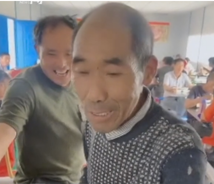 欺負老實人？農民工車站吃飯「結賬時老闆說一共1萬3」　一氣之下報警後「才知老闆救了他」