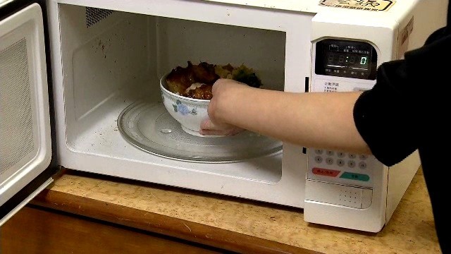 家裡有孕婦！鄰居貼紙條「要求關掉Wifi」：怕輻射會影響 　小女兒不服氣「寫紙條讓他惦惦」網讚霸氣