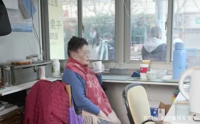 時代最後的迴音！78歲奶奶「堅守公共電話亭27年」月掙90元　只為亡夫的「一個約定」：做到不能動為止