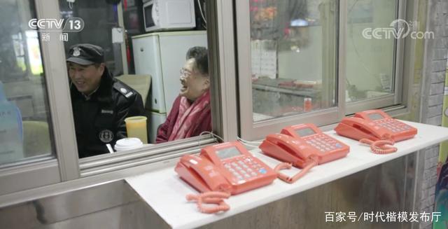 時代最後的迴音！78歲奶奶「堅守公共電話亭27年」月掙90元　只為亡夫的「一個約定」：做到不能動為止