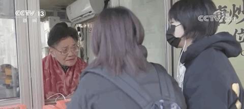 時代最後的迴音！78歲奶奶「堅守公共電話亭27年」月掙90元　只為亡夫的「一個約定」：做到不能動為止